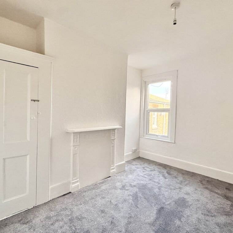 2 bed Flat Gainsborough Drive, SS0 - Photo 1