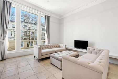 A wonderful one bedroom apartment situated on the first floor with high ceilings. - Photo 2