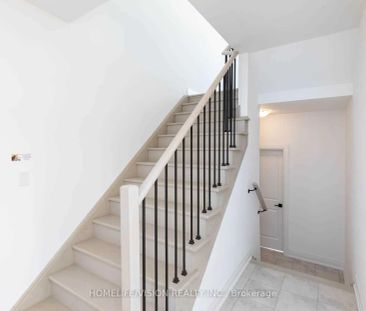 Condo Townhouse For Lease | S9230275 - Photo 2