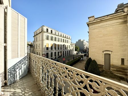 NIMES / ARENES - APPARTEMENT HAUSSMANNIEN TYPE 4 MEUBLE - Photo 2