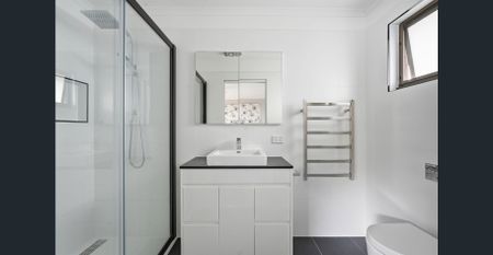 Beautiful 3-Bedroom Home with City & Water Views - Prime Sandy Bay Location - Photo 5