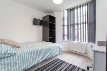 6 Bedrooms 2 Bathrooms - Photo 4