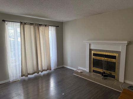 Beautiful 5 Bedroom Home in Eastview! - Photo 5