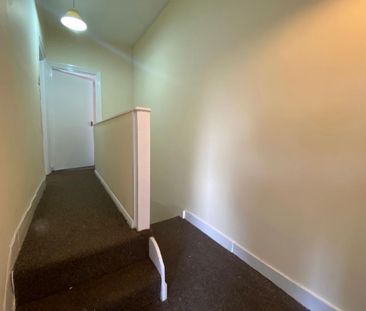 2 Bed Terraced House, Brookscroft Road, E17 - Photo 2