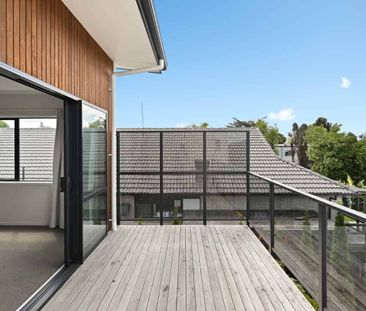 Stunning Two Bedroom in Sought After Hamilton East - Photo 4