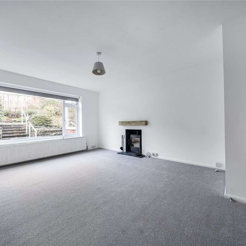 A charming and Spacious two-bedroom bungalow in a quiet, residential setting - Photo 1