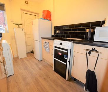 3 bedroom House in Park View Avenue, Leeds - Photo 1