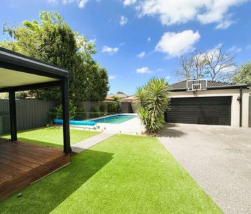 Beautiful Art Deco Home with a Pool across Parkland - Photo 3