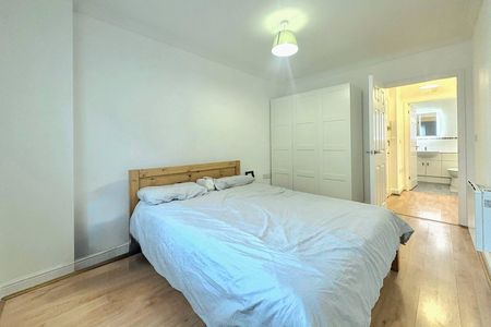 London Road, Camberley, Surrey, GU15 - Photo 2