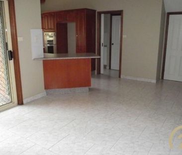 Well Kept&comma; 3 Bedroom Family Home&excl; - Photo 4