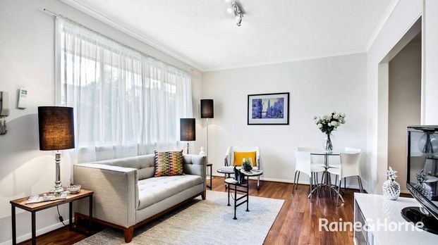 WARM & INVITING VILLA IN GREAT LOCATION - Photo 1