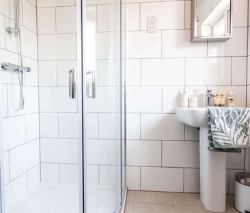 Amazing house share in Frimley for working professionals! Room 6 - Photo 6