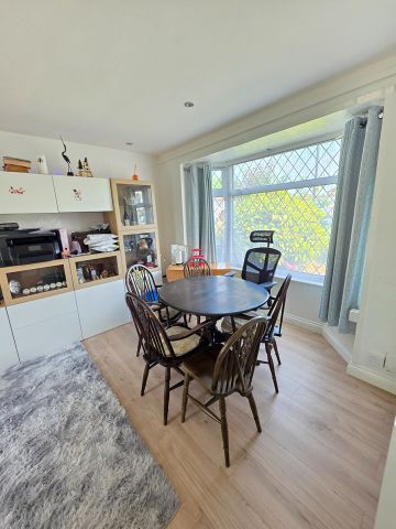 4 Bed Semi-Detached House, Winchcomb Gardens, SE9 - Photo 5