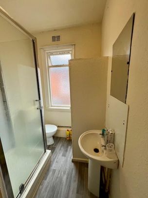 Bedsit to rent - Photo 1