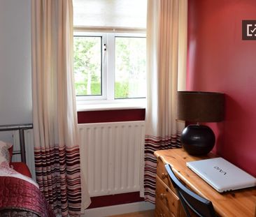 Good room in 4-bedroom apartment in Santry, Dublin - Photo 2