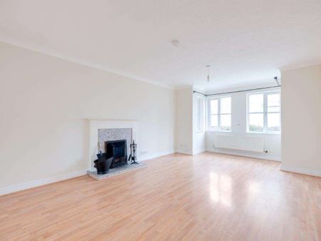 A detached 4 bedroom property, with off street parking, garage and gardens. 2 bathrooms and 2 reception rooms. Close to the town and harbour. Available for 12 m - Photo 2