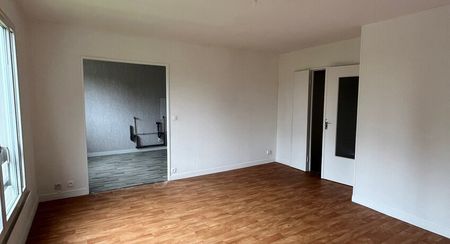 En copropriété, au 2ème d'une résidence avec ascenseur, nous vous proposons en location un appartement de type 4 comprenant un séjour avec une cuisine semi-ouverte, 3 chambres fermées, une salle de bain avec baignoire et un wc séparé. - Photo 3