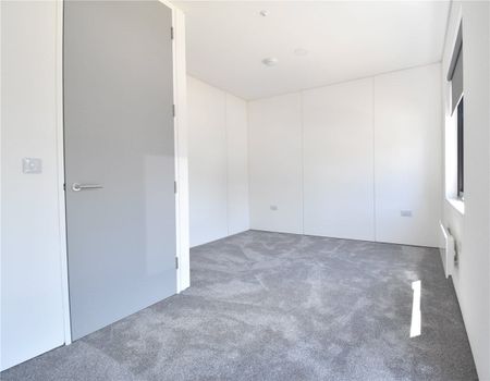 Well presented 4 bedroom semi-detached house situated within the growing community of Northstowe. Driveway parking. Highly efficient electric heating. Unfurnished. - Photo 5