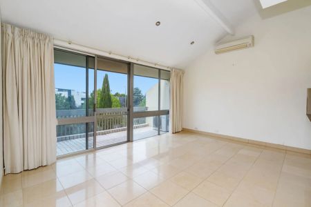 Three Bedroom Loft Apartment - Photo 3