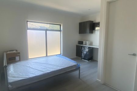Modern furnished room with private ensuite – Prime Dandenong location - Photo 3