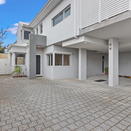 Stylish Ground-Floor Apartment with Private Courtyard in a Prime Location - Photo 4