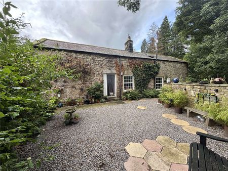 A delightful semi-detached country cottage offering three bedrooms, private courtyard parking, a well-maintained garden, and garage space. - Photo 3