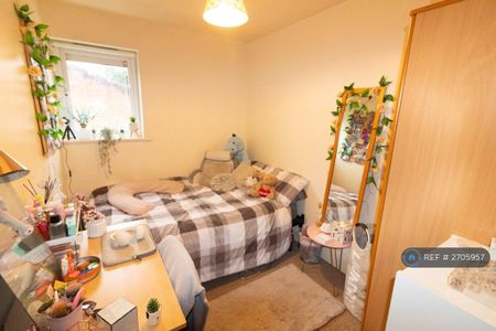 3 bedroom flat to rent - Photo 2