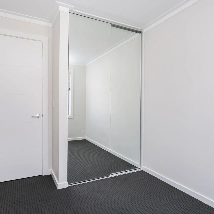Three bedroom two bathroom in popular locale - Photo 1