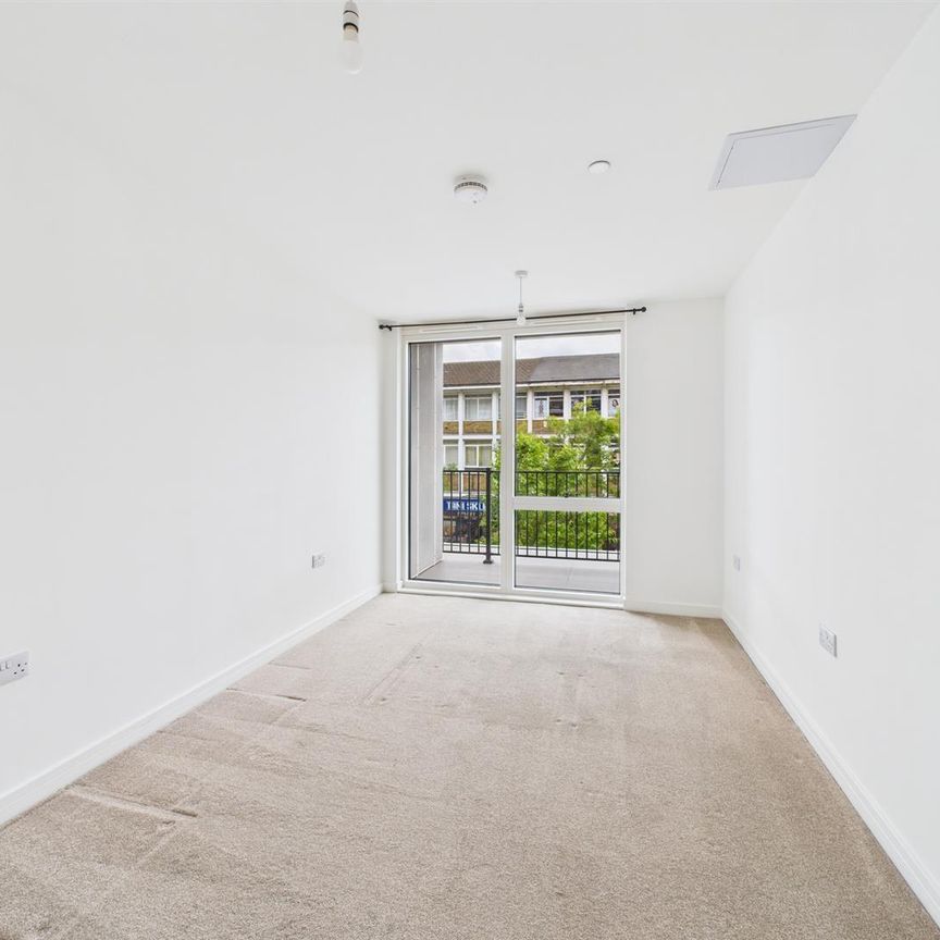 The Broadway, Crawley - Photo 1