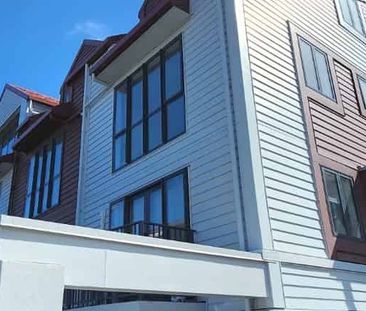 PRIME INNER-CITY LIVING! - Photo 4