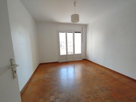 Appartement 3 pièces 84m2 MARSEILLE 10EME 851 euros - Photo 2