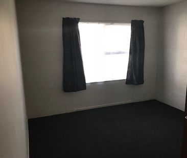 This is an upstairs, spacious, two bedroom flat in a block of six a... - Photo 4