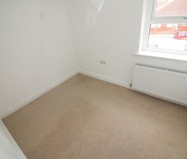 3 Bedroom Terraced House - Photo 2