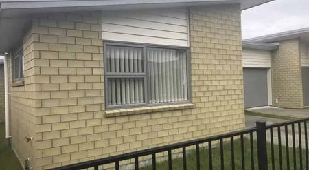 Sunny warm 2 bedroom townhouse available to rent. - Photo 5