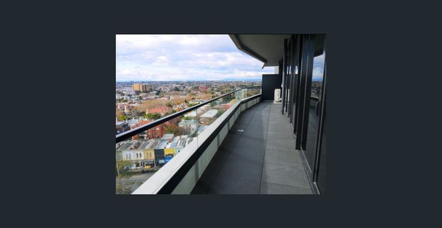 Light filled and overly spacious! - Photo 1