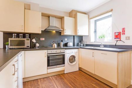 1 bedroom in a house share to rent - Photo 2