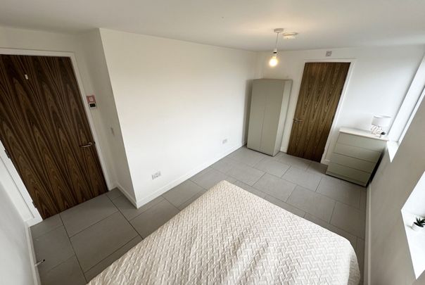 Spacious EN SUITE available in modern 3 bed property in Clapham/Nine Elms - Photo 1