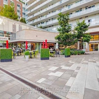 Feels brand new high park + den parking included! - Photo 1