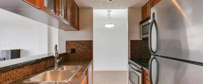 Charming 1-Bed Furnished Condo w/ Balcony, Fireplace & Parking in Hillhurst | 429 14 St NW, Calgary - Photo 1