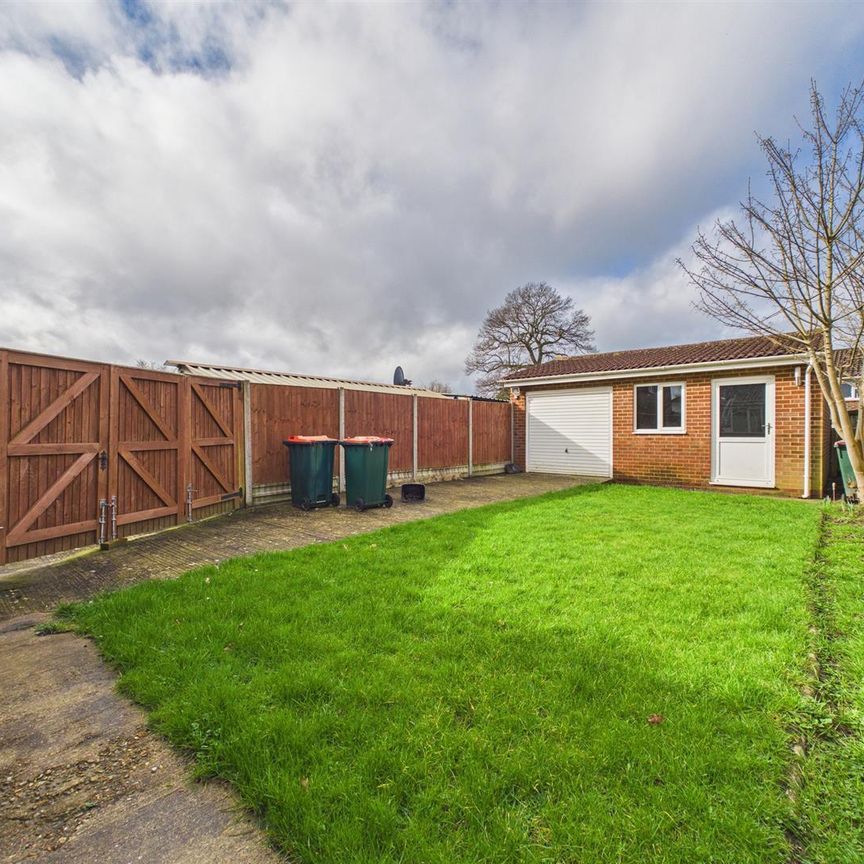 Crabbet Road, Crawley - Photo 1