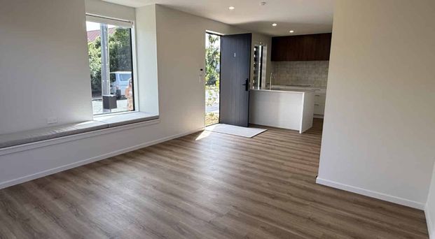 A spacious two bedroom townhouse with all the extras! - Photo 1