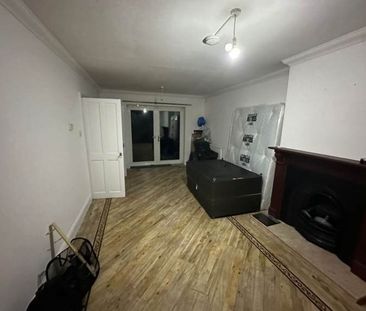 Room in a Shared House, Charlton Crescent, IG11 - Photo 3