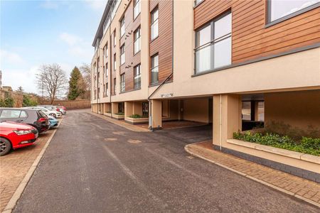 An immaculate part furnished three bed, fourth floor apartment with a lift located to the west of Edinburgh's city centre. - Photo 3