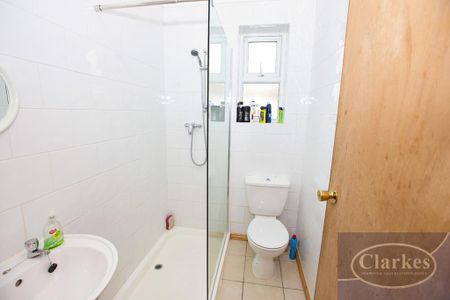 4 bedroom detached house to rent - Photo 4