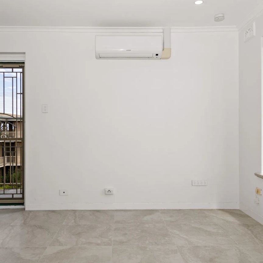 Two Bedroom Gem in Prime Location with Sea Views! - Photo 1