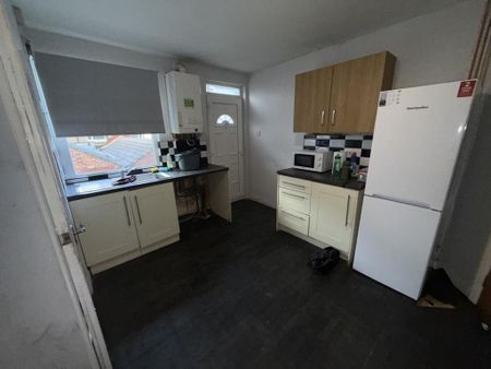 3 bedroom terraced house to rent - Photo 3