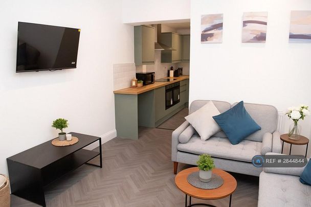 1 bedroom in a house share to rent - Photo 1