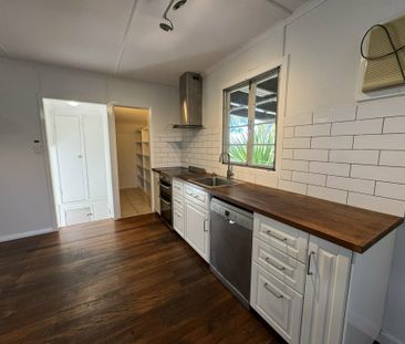 3 BEDROOM HOME - FULLY FENCED - Photo 2