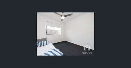 MODERN THREE BEDROOM DUPLEX - Photo 3