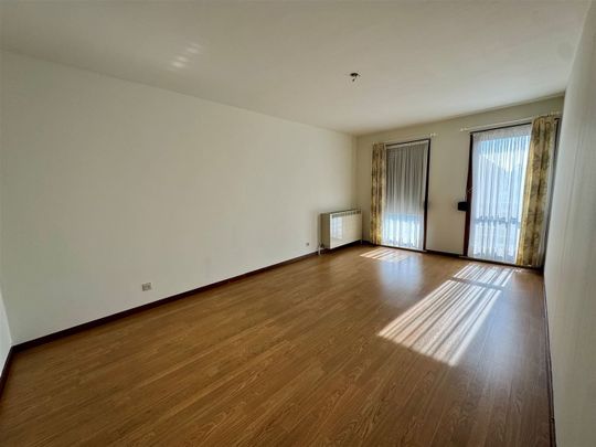 -1-slaapkamer appartement met groot terras nabij het centrum van Maaseik. - Photo 1